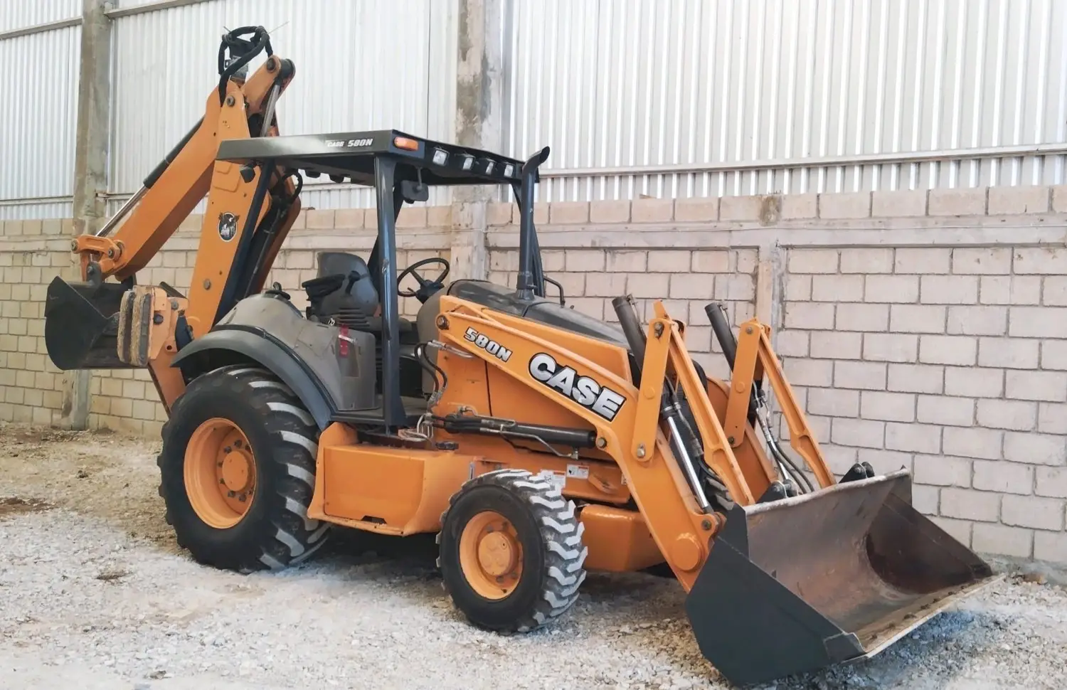 Retroexcavadora Case 580N 4x4 2014 con Extensión y Joysticks, 3,970 Horas
